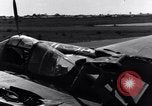 Standbild Pilot prüft P-38-Ebene Australien, 1942, aus Sekunde 38 historischem Filmmaterial Videoclip 65675030612