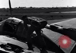 Standbild Pilot prüft P-38-Ebene Australien, 1942, aus Sekunde 39 historischem Filmmaterial Videoclip 65675030612