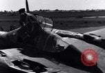 Standbild Pilot prüft P-38-Ebene Australien, 1942, aus Sekunde 43 historischem Filmmaterial Videoclip 65675030612