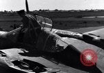 Standbild Pilot prüft P-38-Ebene Australien, 1942, aus Sekunde 44 historischem Filmmaterial Videoclip 65675030612