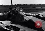 Standbild Pilot prüft P-38-Ebene Australien, 1942, aus Sekunde 45 historischem Filmmaterial Videoclip 65675030612