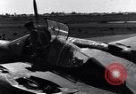 Standbild Pilot prüft P-38-Ebene Australien, 1942, aus Sekunde 47 historischem Filmmaterial Videoclip 65675030612
