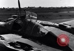 Standbild Pilot prüft P-38-Ebene Australien, 1942, aus Sekunde 51 historischem Filmmaterial Videoclip 65675030612