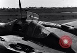 Standbild Pilot prüft P-38-Ebene Australien, 1942, aus Sekunde 53 historischem Filmmaterial Videoclip 65675030612