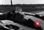 Standbild Pilot prüft P-38-Ebene Australien, 1942, aus Sekunde 54 historischem Filmmaterial Videoclip 65675030612