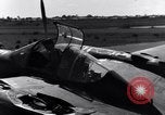 Standbild Pilot prüft P-38-Ebene Australien, 1942, aus Sekunde 55 historischem Filmmaterial Videoclip 65675030612
