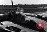 Standbild Pilot prüft P-38-Ebene Australien, 1942, aus Sekunde 56 historischem Filmmaterial Videoclip 65675030612