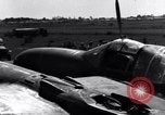 Standbild Pilot prüft P-38-Ebene Australien, 1942, aus Sekunde 57 historischem Filmmaterial Videoclip 65675030612