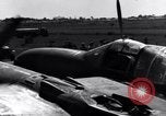 Standbild Pilot prüft P-38-Ebene Australien, 1942, aus Sekunde 58 historischem Filmmaterial Videoclip 65675030612