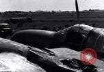 Standbild Pilot prüft P-38-Ebene Australien, 1942, aus Sekunde 59 historischem Filmmaterial Videoclip 65675030612