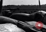 Standbild Pilot prüft P-38-Ebene Australien, 1942, aus Sekunde 60 historischem Filmmaterial Videoclip 65675030612