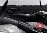Standbild Pilot prüft P-38-Ebene Australien, 1942, aus Sekunde 61 historischem Filmmaterial Videoclip 65675030612
