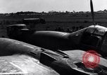 Standbild Pilot prüft P-38-Ebene Australien, 1942, aus Sekunde 62 historischem Filmmaterial Videoclip 65675030612