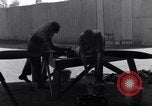 Standbild P-38 Flugzeug Propeller Assembly Australien, 1942, aus Sekunde 25 historischem Filmmaterial Videoclip 65675030614