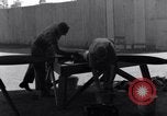 Standbild P-38 Flugzeug Propeller Assembly Australien, 1942, aus Sekunde 26 historischem Filmmaterial Videoclip 65675030614