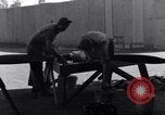 Standbild P-38 Flugzeug Propeller Assembly Australien, 1942, aus Sekunde 29 historischem Filmmaterial Videoclip 65675030614