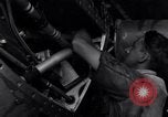 Standbild P-38 Flugzeug Propeller Assembly Australien, 1942, aus Sekunde 35 historischem Filmmaterial Videoclip 65675030614