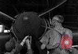 Standbild P-38 Flugzeug Propeller Assembly Australien, 1942, aus Sekunde 43 historischem Filmmaterial Videoclip 65675030614