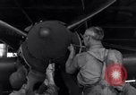 Standbild P-38 Flugzeug Propeller Assembly Australien, 1942, aus Sekunde 44 historischem Filmmaterial Videoclip 65675030614