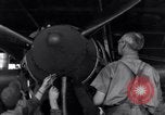 Standbild P-38 Flugzeug Propeller Assembly Australien, 1942, aus Sekunde 45 historischem Filmmaterial Videoclip 65675030614