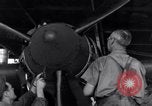Standbild P-38 Flugzeug Propeller Assembly Australien, 1942, aus Sekunde 46 historischem Filmmaterial Videoclip 65675030614