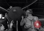 Standbild P-38 Flugzeug Propeller Assembly Australien, 1942, aus Sekunde 50 historischem Filmmaterial Videoclip 65675030614