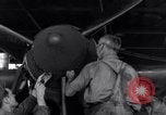 Standbild P-38 Flugzeug Propeller Assembly Australien, 1942, aus Sekunde 52 historischem Filmmaterial Videoclip 65675030614