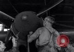 Standbild P-38 Flugzeug Propeller Assembly Australien, 1942, aus Sekunde 53 historischem Filmmaterial Videoclip 65675030614