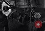 Standbild P-38 Flugzeug Propeller Assembly Australien, 1942, aus Sekunde 57 historischem Filmmaterial Videoclip 65675030614