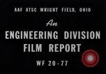 Standbild B-24 Experiment tanken eine P-38 Drop Tank im Flug Wilmington Delaware USA, 1944, aus Sekunde 1 historischem Filmmaterial Videoclip 65675030619