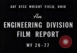 Standbild B-24 Experiment tanken eine P-38 Drop Tank im Flug Wilmington Delaware USA, 1944, aus Sekunde 5 historischem Filmmaterial Videoclip 65675030619