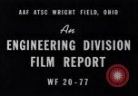 Standbild B-24 Experiment tanken eine P-38 Drop Tank im Flug Wilmington Delaware USA, 1944, aus Sekunde 6 historischem Filmmaterial Videoclip 65675030619