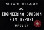 Standbild B-24 Experiment tanken eine P-38 Drop Tank im Flug Wilmington Delaware USA, 1944, aus Sekunde 7 historischem Filmmaterial Videoclip 65675030619