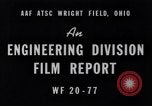 Standbild B-24 Experiment tanken eine P-38 Drop Tank im Flug Wilmington Delaware USA, 1944, aus Sekunde 8 historischem Filmmaterial Videoclip 65675030619