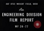 Standbild B-24 Experiment tanken eine P-38 Drop Tank im Flug Wilmington Delaware USA, 1944, aus Sekunde 9 historischem Filmmaterial Videoclip 65675030619