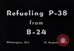 Standbild B-24 Experiment tanken eine P-38 Drop Tank im Flug Wilmington Delaware USA, 1944, aus Sekunde 10 historischem Filmmaterial Videoclip 65675030619