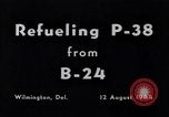 Standbild B-24 Experiment tanken eine P-38 Drop Tank im Flug Wilmington Delaware USA, 1944, aus Sekunde 11 historischem Filmmaterial Videoclip 65675030619