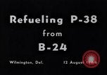 Standbild B-24 Experiment tanken eine P-38 Drop Tank im Flug Wilmington Delaware USA, 1944, aus Sekunde 12 historischem Filmmaterial Videoclip 65675030619
