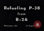 Standbild B-24 Experiment tanken eine P-38 Drop Tank im Flug Wilmington Delaware USA, 1944, aus Sekunde 16 historischem Filmmaterial Videoclip 65675030619