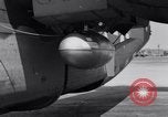 Standbild B-24 Experiment tanken eine P-38 Drop Tank im Flug Wilmington Delaware USA, 1944, aus Sekunde 20 historischem Filmmaterial Videoclip 65675030619