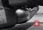 Standbild B-24 Experiment tanken eine P-38 Drop Tank im Flug Wilmington Delaware USA, 1944, aus Sekunde 21 historischem Filmmaterial Videoclip 65675030619