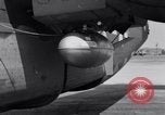 Standbild B-24 Experiment tanken eine P-38 Drop Tank im Flug Wilmington Delaware USA, 1944, aus Sekunde 22 historischem Filmmaterial Videoclip 65675030619