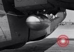 Standbild B-24 Experiment tanken eine P-38 Drop Tank im Flug Wilmington Delaware USA, 1944, aus Sekunde 23 historischem Filmmaterial Videoclip 65675030619
