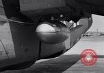 Standbild B-24 Experiment tanken eine P-38 Drop Tank im Flug Wilmington Delaware USA, 1944, aus Sekunde 24 historischem Filmmaterial Videoclip 65675030619