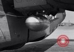 Standbild B-24 Experiment tanken eine P-38 Drop Tank im Flug Wilmington Delaware USA, 1944, aus Sekunde 25 historischem Filmmaterial Videoclip 65675030619