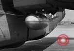 Standbild B-24 Experiment tanken eine P-38 Drop Tank im Flug Wilmington Delaware USA, 1944, aus Sekunde 26 historischem Filmmaterial Videoclip 65675030619