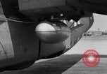 Standbild B-24 Experiment tanken eine P-38 Drop Tank im Flug Wilmington Delaware USA, 1944, aus Sekunde 27 historischem Filmmaterial Videoclip 65675030619