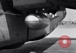 Standbild B-24 Experiment tanken eine P-38 Drop Tank im Flug Wilmington Delaware USA, 1944, aus Sekunde 29 historischem Filmmaterial Videoclip 65675030619