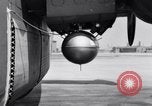 Standbild B-24 Experiment tanken eine P-38 Drop Tank im Flug Wilmington Delaware USA, 1944, aus Sekunde 30 historischem Filmmaterial Videoclip 65675030619