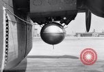 Standbild B-24 Experiment tanken eine P-38 Drop Tank im Flug Wilmington Delaware USA, 1944, aus Sekunde 31 historischem Filmmaterial Videoclip 65675030619